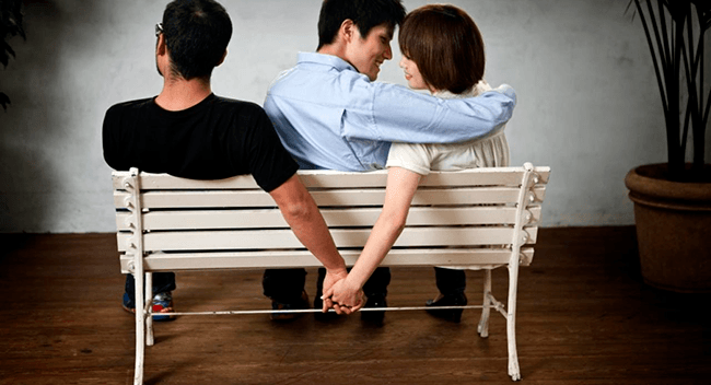 علامات حب المرأة المتزوجة لرجل غير زوجها
