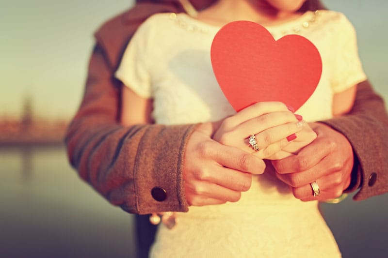 متى تستسلم المرأة للرجل عاطفيًا؟